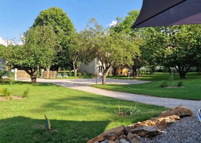 Gite L\'Enclos O Rendez-Vous Roquefeuil-Pays De Sault- Avec Jardin